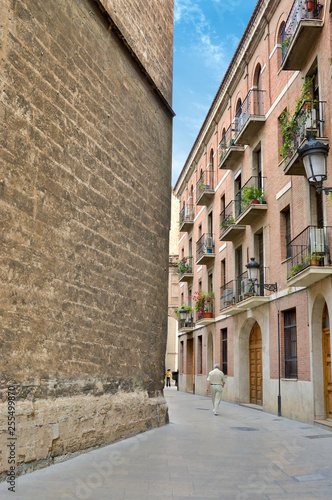 Fototapeta Naklejka Na Ścianę i Meble -  Quiet Alleyway in Valencia, Spain