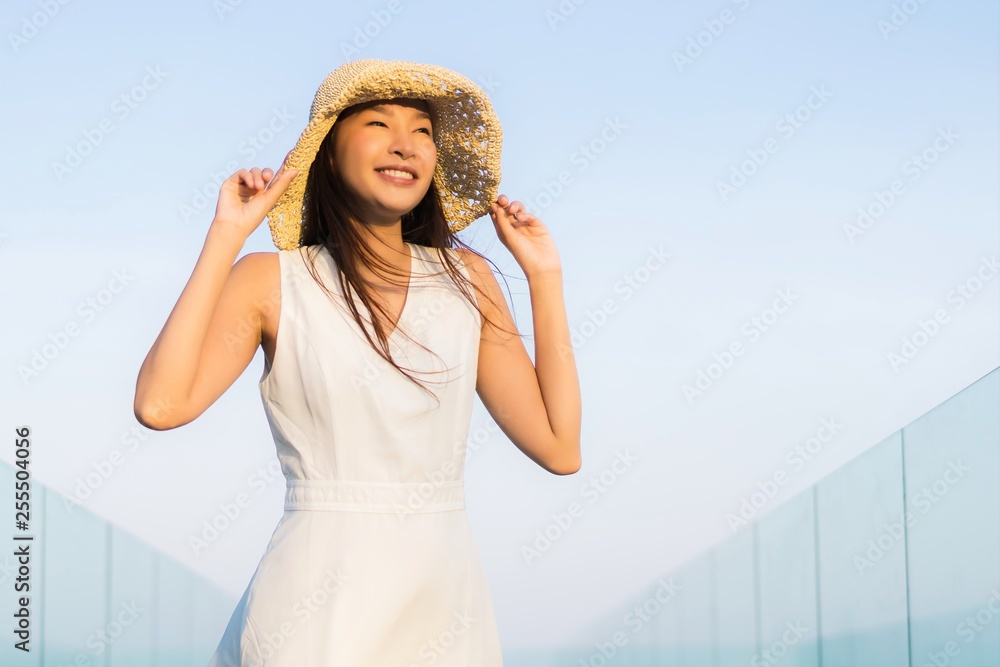 Portrait beautiful young asian woman happy and smile on the beach sea and ocean