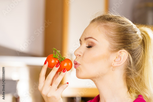 Tableau sur toile Woman hand holding tomates