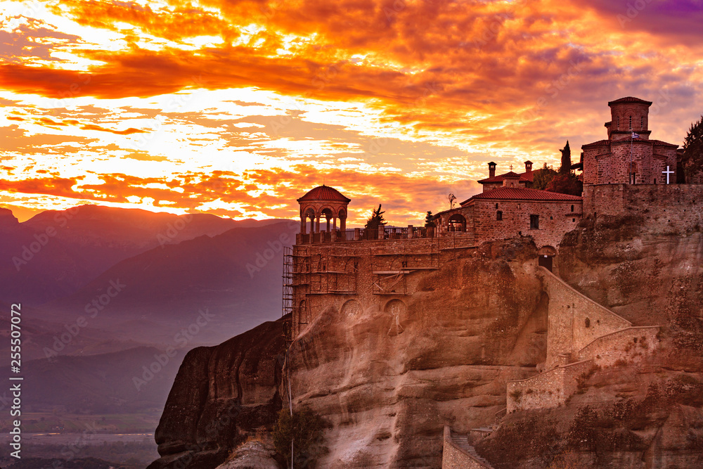 Obraz premium Sunset over Varlaam monastery in Meteora, Greece