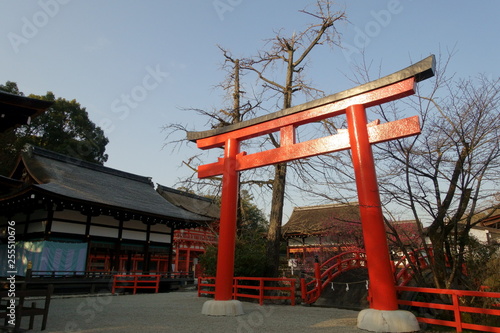 京都、下鴨神社の鳥居と輪橋、橋殿、舞殿、楼門
