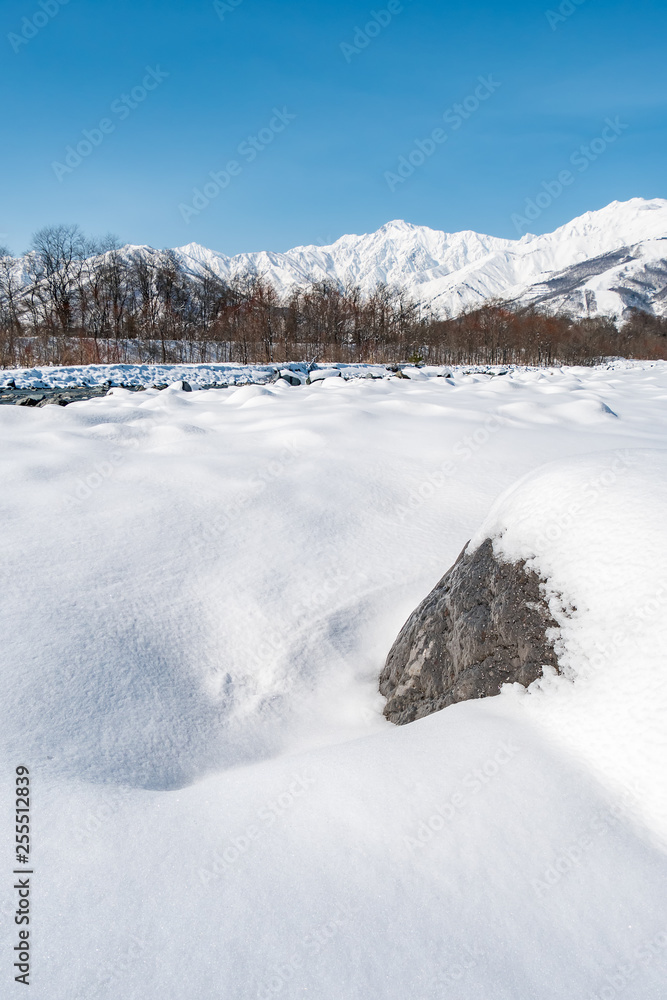 長野県白馬村 雪山と松川の雪景色 長野県白馬村 雪山と松川の雪景色