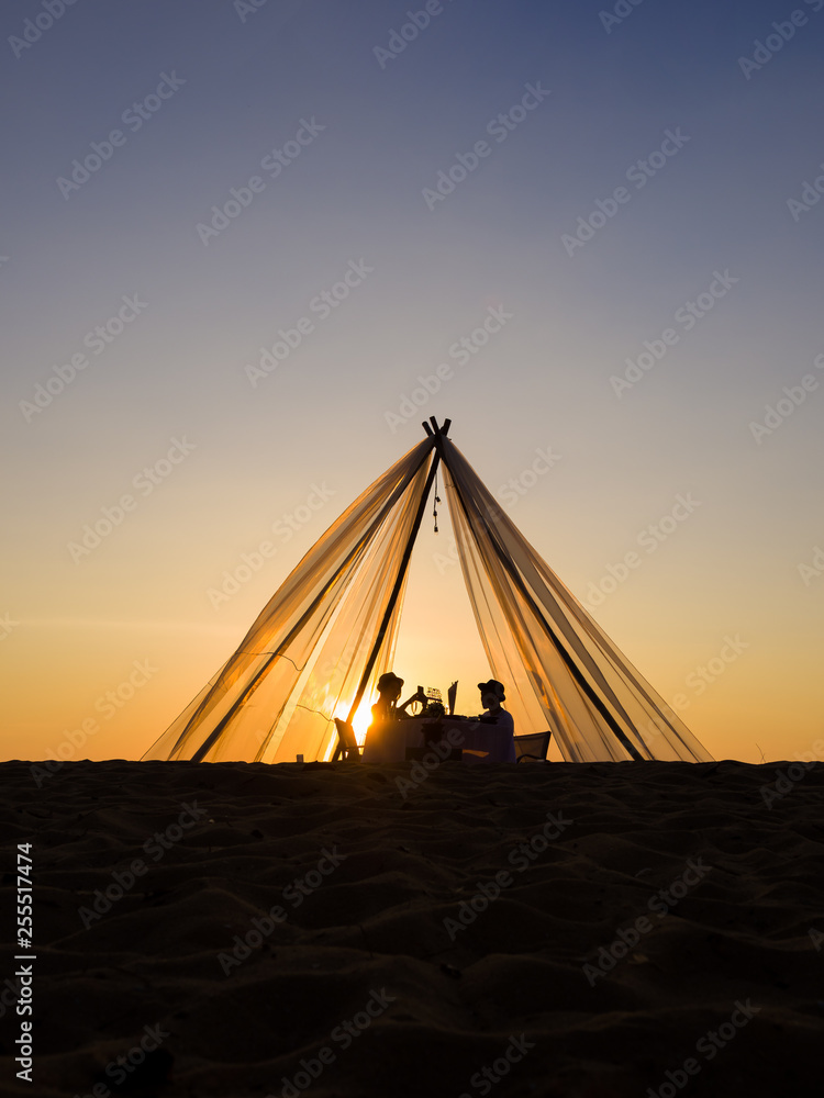Obraz premium Dinner table for two at the beach