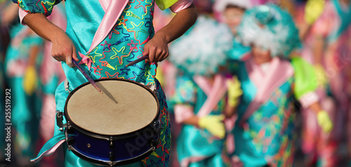 Foto Carnival music played on drums by colorfully dressed musicians