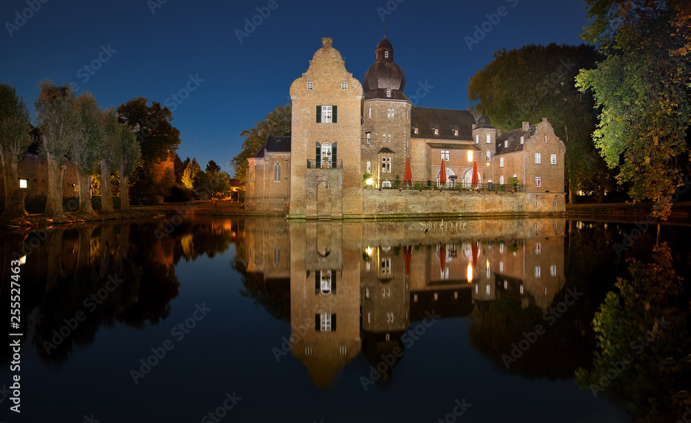 Burg Berghausen bei Köln in Nordrhein-Westfalen Burg Berghausen bei Köln in Nordrhein-Westfalen