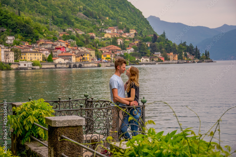 Para przy jeziorze we Włoszech