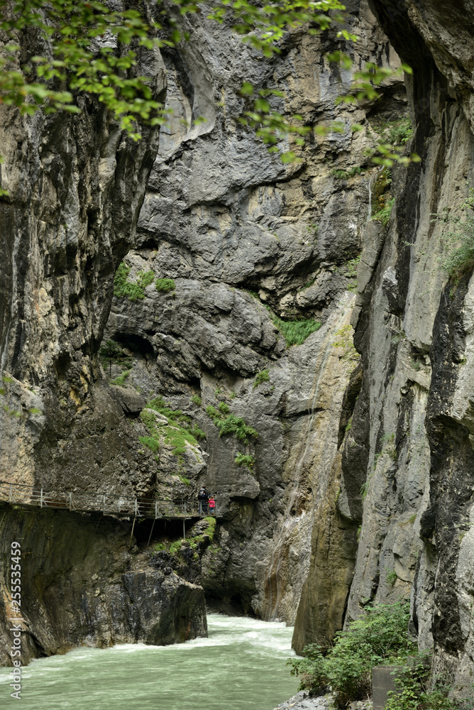 Wanderer in der Aareschlucht