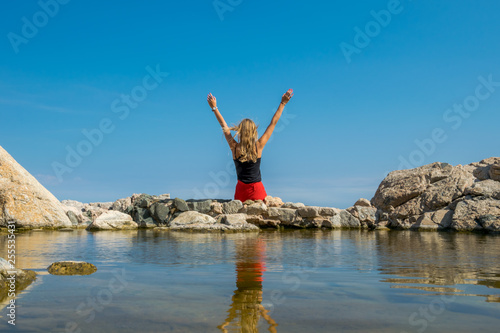 Szczęśliwa kobieta nad wodą