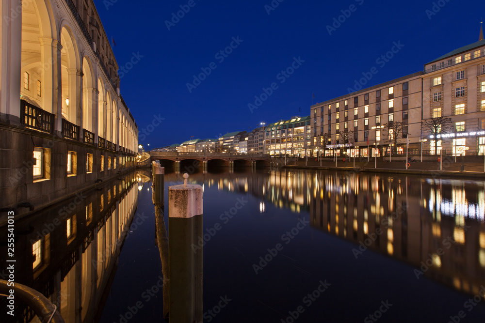 Alsterarcaden in Hamburg zur blauen Stunde mit spiegelung