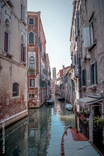 Fototapeta Naklejka Na Ścianę i Meble -  Enge Gassen Italien Altstadt mit Wasser Boot Venedig im Sommer