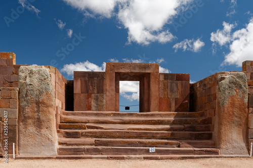 Ruiny stanowiska archeologicznego Tiahuanaco, Boliwia photo