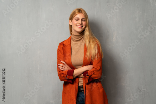 Woman over textured background keeping the arms crossed in frontal position