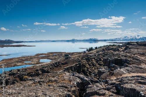 Jezioro na Islandii, jezioro w dolinie parlamentu, widok na jezioro z górami