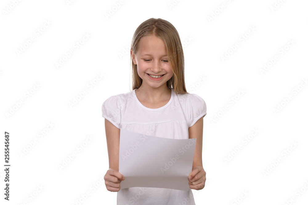 Schülerin schaut lachend auf ein Papier in ihren Händen Schülerin schaut lachend auf ein Papier in ihren Händen