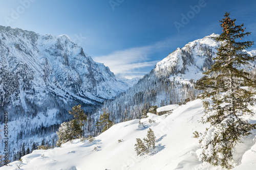 Great Cold Valley in High Tatras National Park (Vysoke Tatry), Slovakia © el lobo
