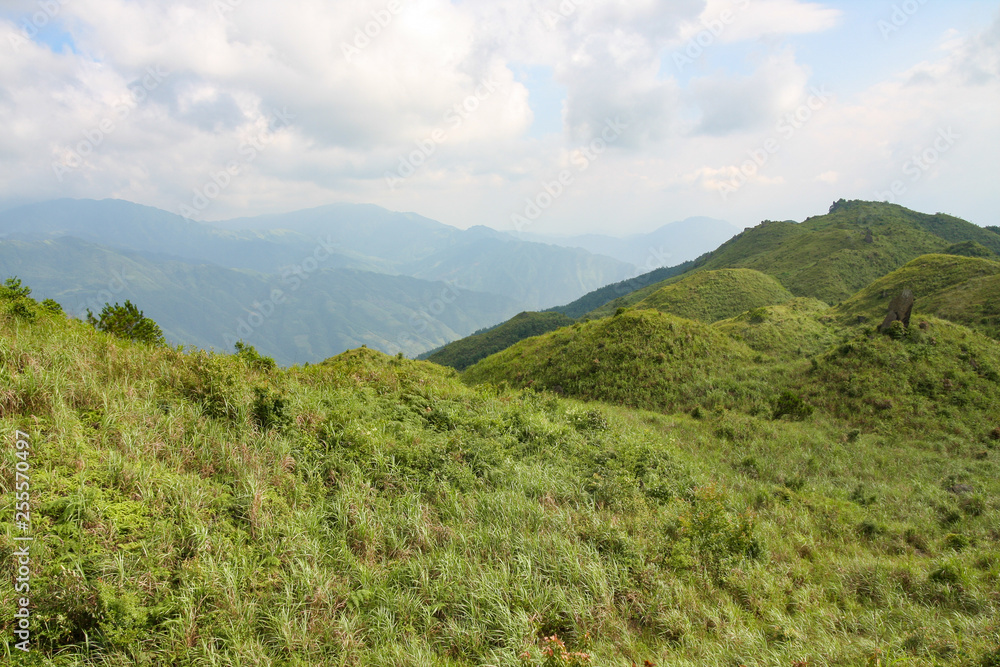 Naklejka premium Grassy mountain tops in China