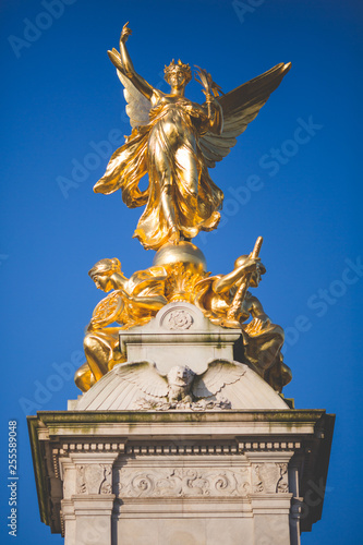 statue