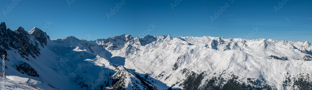 Panorama, Schneebedeckte Berggipfel und Täler in Österreich, Tirol, Alpen