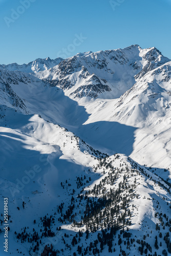 Schneebedeckte Berggipfel und Täler in Österreich, Tirol, Alpen