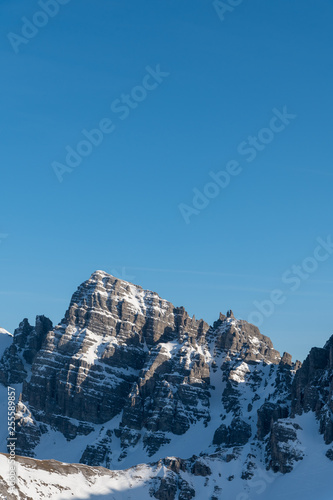 schneebedeckter Berggipfel wird von Abendsonne angeschienen in Axamer Lizum, Tiroler Alpen photo