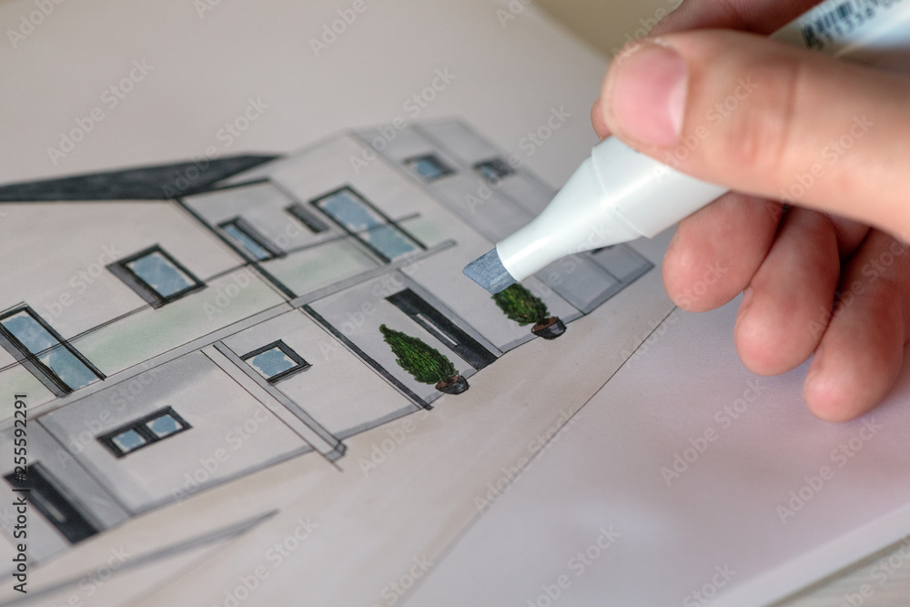 Architekt coloriert einen Hausentwurf mit Marker - obrazy, fototapety, plakaty 