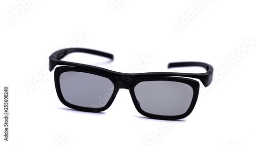 Okulary przeciwsłoneczni odizolowywający na białym tle.