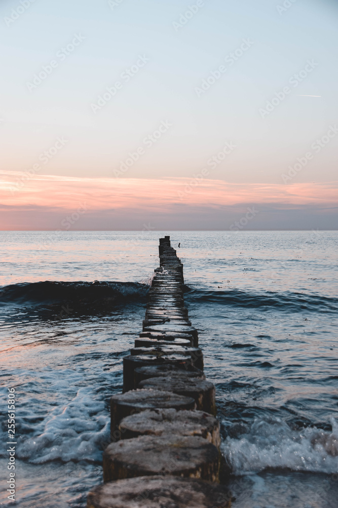 Wellenbrecher, Ostsee, Meer, Nordsee, Wellen, Hintergrund, Natur, Blau, Windig, Sonne, Urlaub, Erholung, orange Wellenbrecher, Ostsee, Meer, Nordsee, Wellen, Hintergrund, Natur, Blau, Windig, Sonne, Urlaub, Erholung, orange