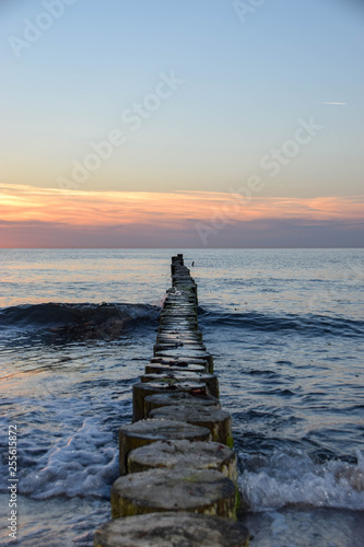 Wellenbrecher  Ostsee  Meer  Nordsee  Wellen  Hintergrund  Natur  Blau  Windig  Sonne  Urlaub  Erholung  kalt