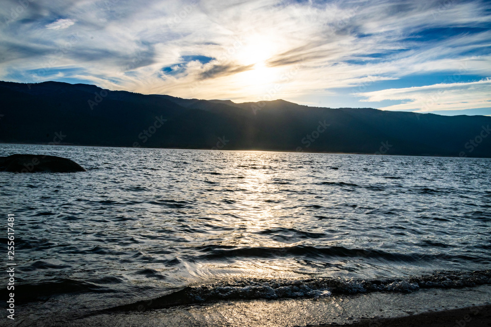 Obraz premium sunset over the lake