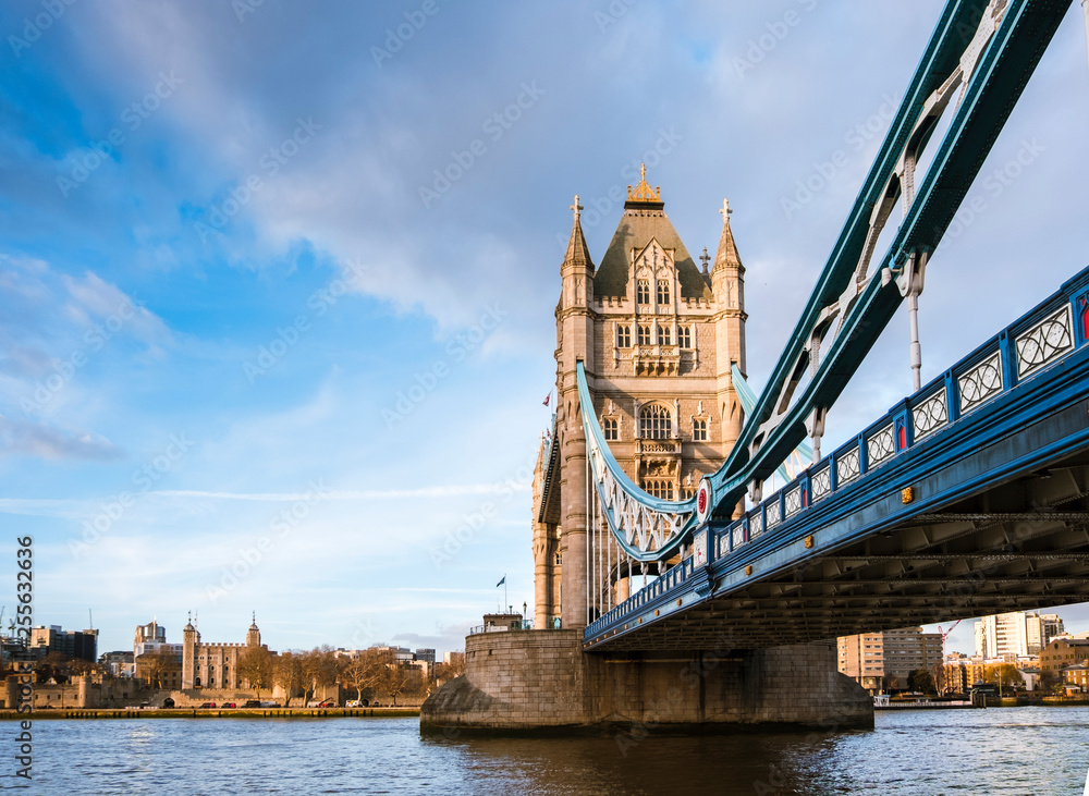 Obraz premium Boczny widok na majestatyczny Tower Bridge w Londynie