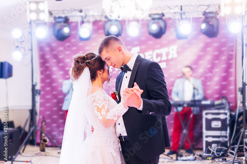 First wedding dance of newlywed. musicians play musical instrume
