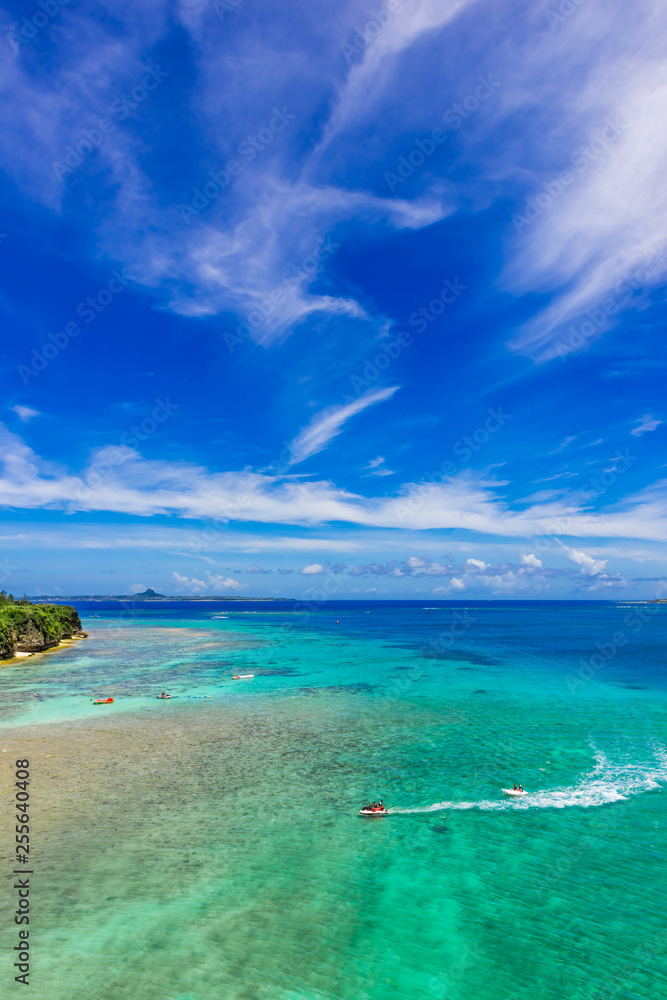 Fototapeta premium 沖縄の海とマリンレジャー