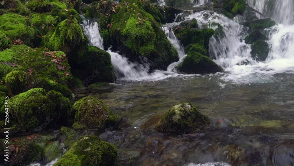Cascadas en Araia (España) Cascadas en Araia (España)