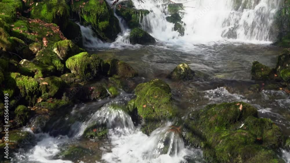 Cascadas en Araia (España) Cascadas en Araia (España)
