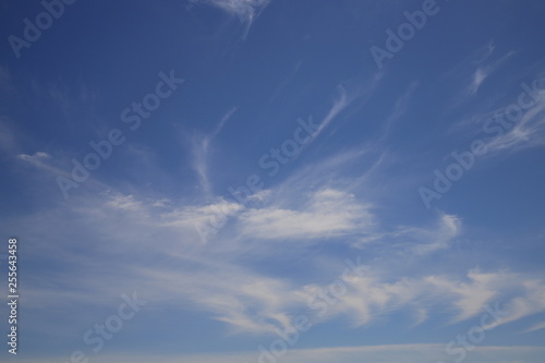 Gradiente blue sky and cloads