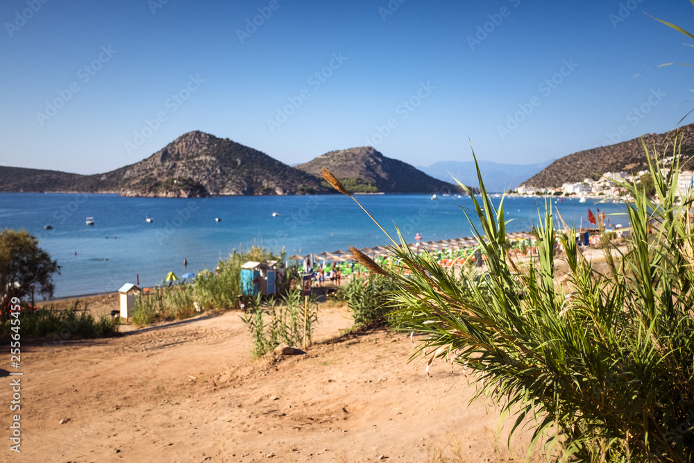 Obraz premium Sandstrand am Meer mit Insel im Hintergrund