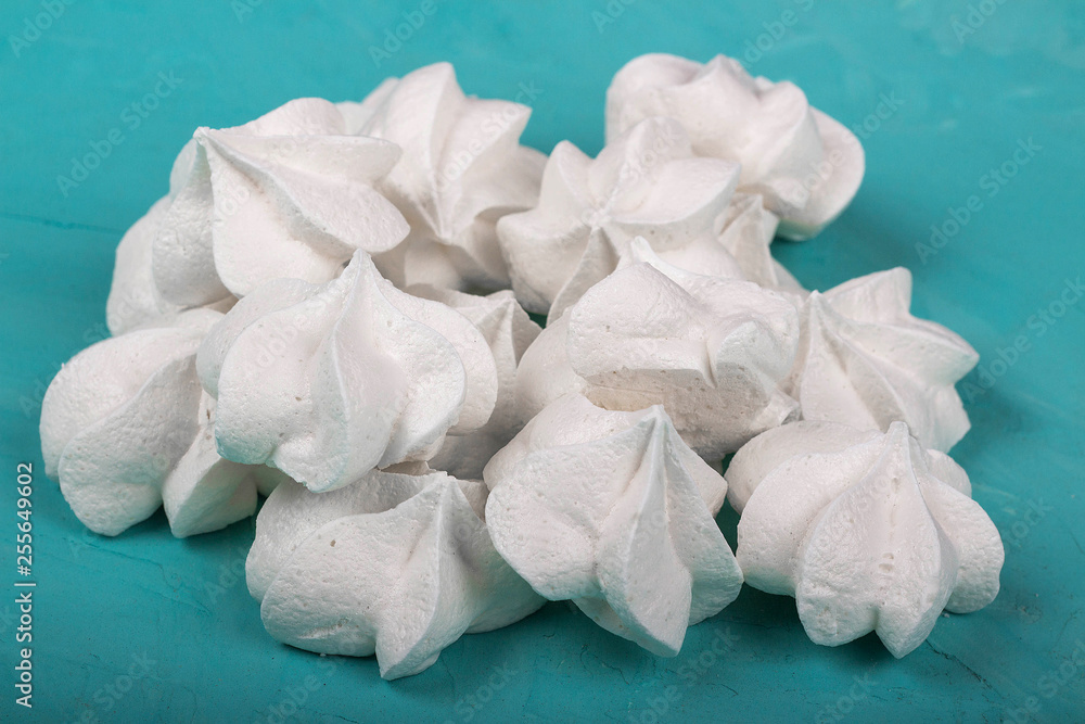 Obraz premium delicious meringue on turquoise background