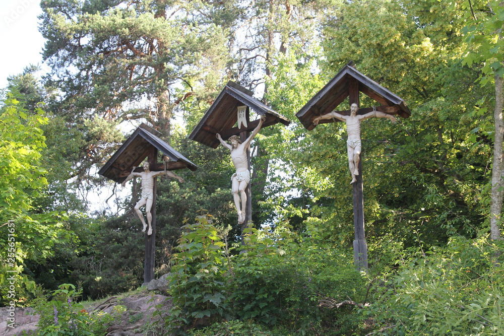 Crucifixion carvings on trail in Kastelruth (Castelrotto) Crucifixion carvings on trail in Kastelruth (Castelrotto)