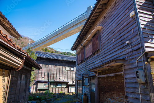  兵庫県・余部界隈、山陰の印象的な黒瓦屋根と焼杉板鎧壁