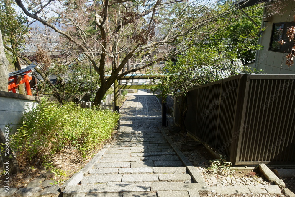 京都、今宮神社境内の月読社への参道と坂の風景