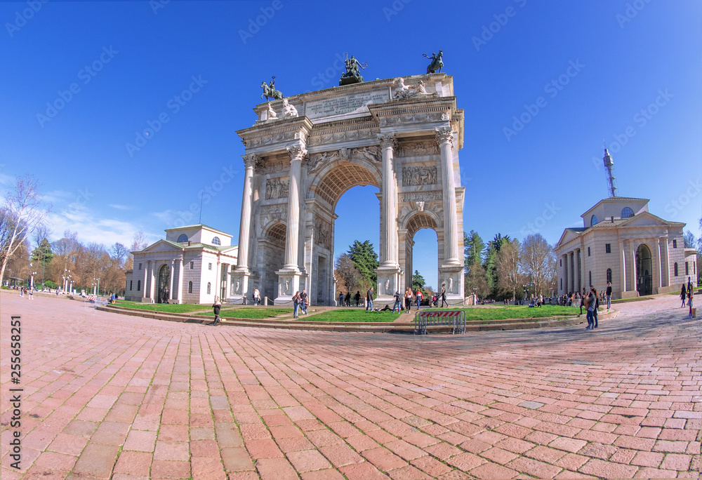 Obraz premium Milan - Italy, Arch of Peace entrance door of the Sempione park