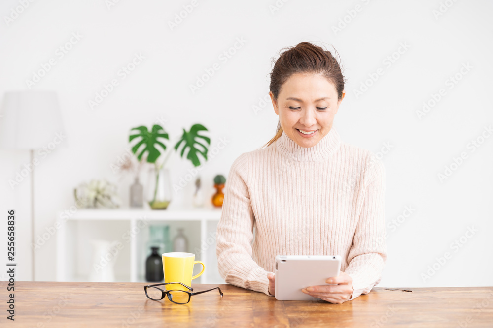 タブレットを見るシニア女性