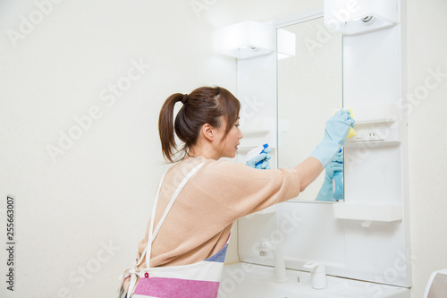 洗面台を掃除する女性（棚）
