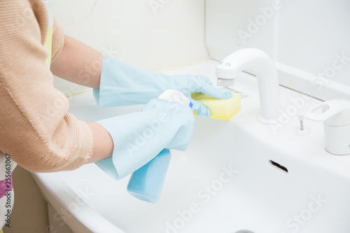 洗面台を掃除する女性（シンク） © buritora