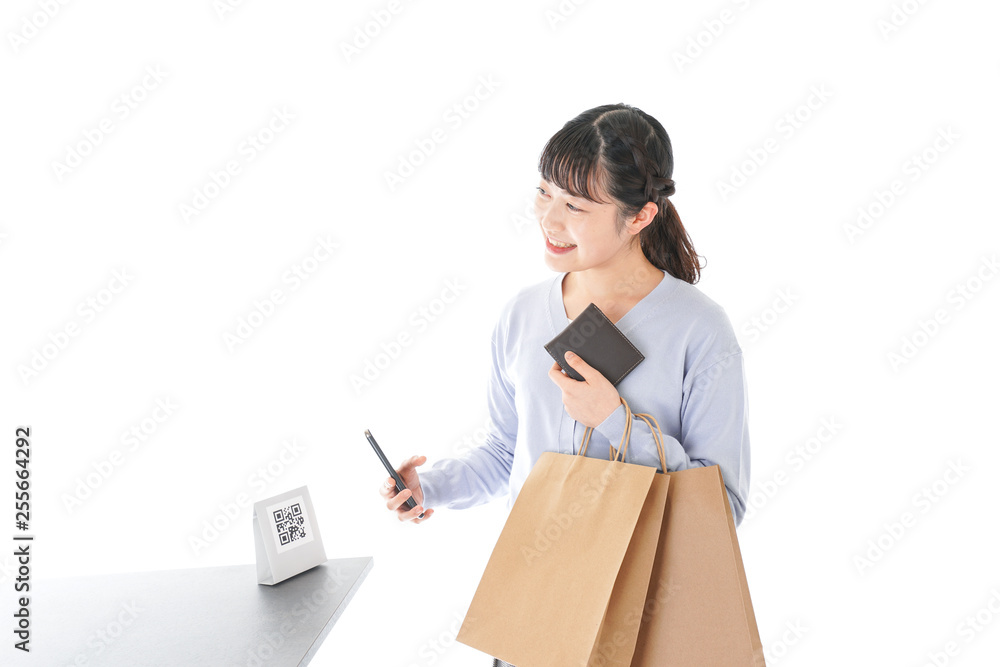 QRコード決済をする若い女性 QRコード決済をする若い女性