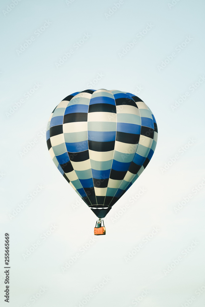 Naklejka premium Blue hot air balloon in the clear sky