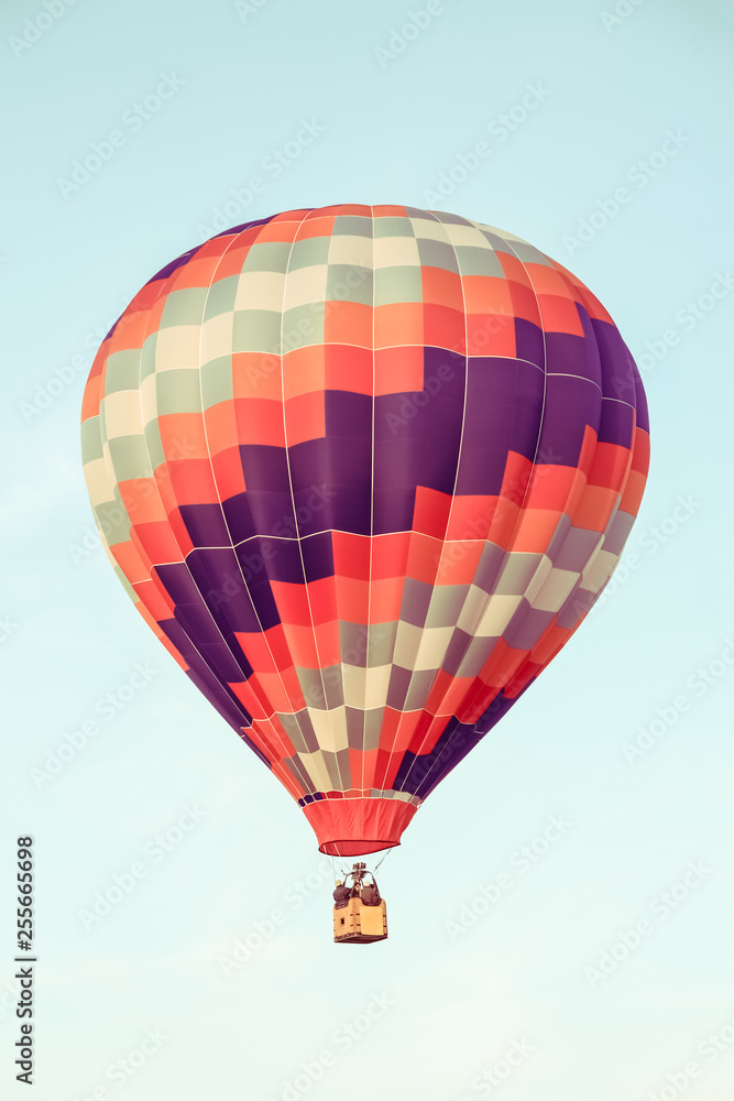 Naklejka premium Red and purple hot air balloon