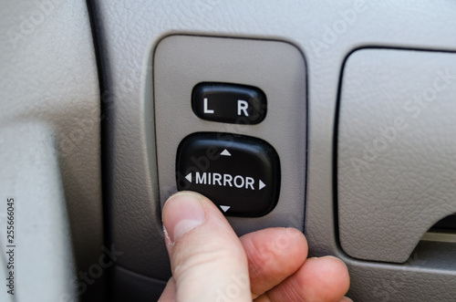 Finger pressing button for adjusting car mirrors
