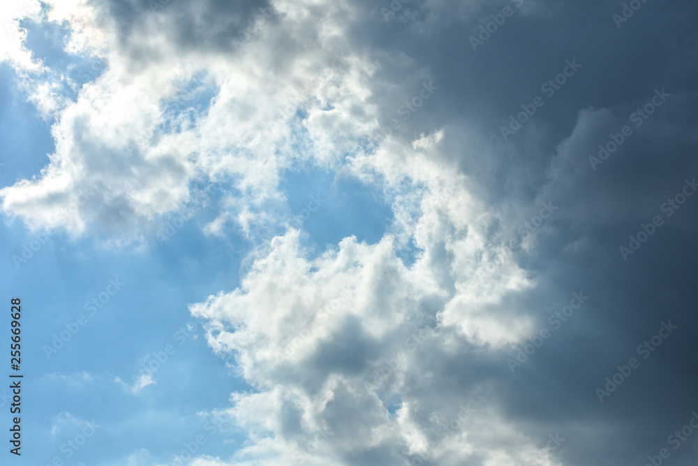 Fototapeta premium zachmurzone błękitne niebo