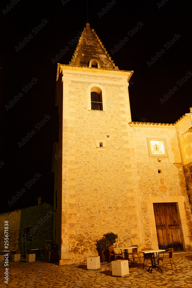 Fototapeta premium angestrahlte Kirche von Moscari bei Nacht, Moscari, Mallorca, Spanien
